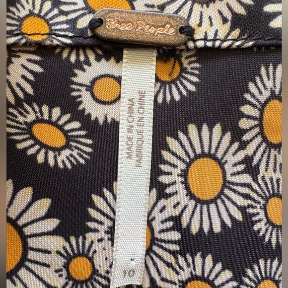FREE PEOPLE Phoebe Daisy-print Mini Skirt
In Black and yellow sz 10 preloved - Picture 9 of 9